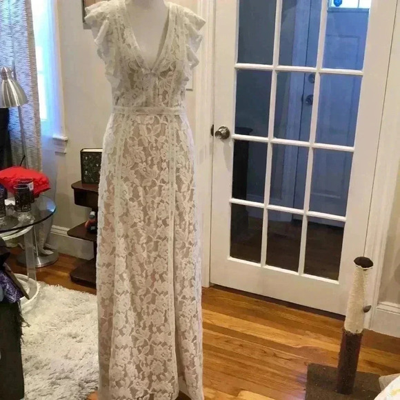 Lulus Dresses & Skirts - Lulu’s ‘This Moment in Time’ white lace ruffled maxi dress with slit.  Size S.
